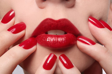 Naklejka premium Young woman with red lips and nails, close up