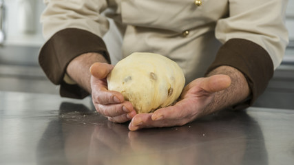 preparazione dell'impasto del panettone in una pasticceria artigianale