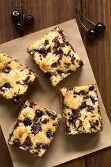 Kirschkuchen mit weisser und dunkler Schokolade, fotografiert mit natürlichem Licht