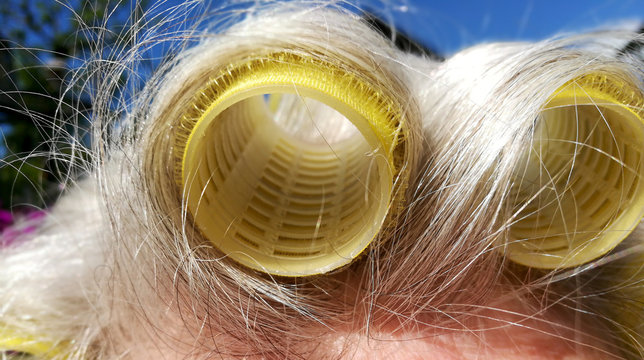 Omas Haarstyle mit Wickler