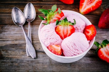 Homemade yoghurt ice cream with fresh strawberries