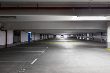 Parkhaus bei Nacht