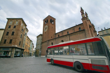 Fototapeta na wymiar piacenza con autobus in piazza del borgo e chiesa parrocchiale di san brigida emilia romagna italia europa italy europe