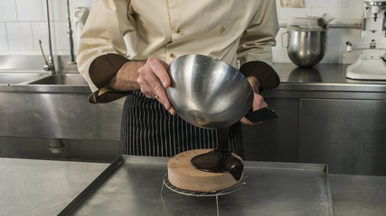 preparazione di una torta al cioccolato in una pasticceria artigianale