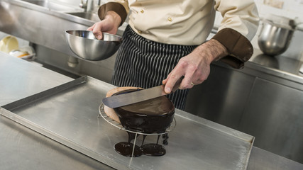 preparazione di una torta al cioccolato in una pasticceria artigianale