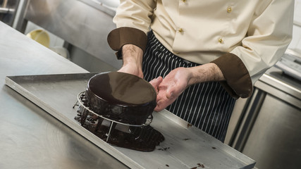 preparazione di una torta al cioccolato in una pasticceria artigianale
