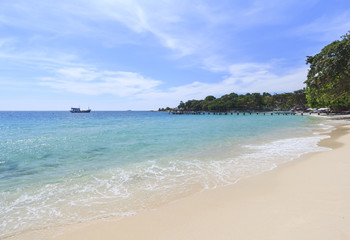 Fototapeta na wymiar Summer tropical sea and beach in blue sky.