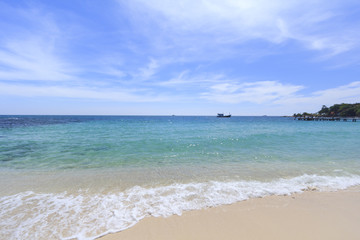 Fototapeta na wymiar Summer tropical sea and beach in blue sky.
