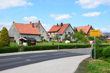Fototapeta na wymiar Dorfstraße in Kobbensen