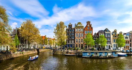 Fotobehang Amsterdam Amsterdam, Nederland: zonnige lentedag in de stad