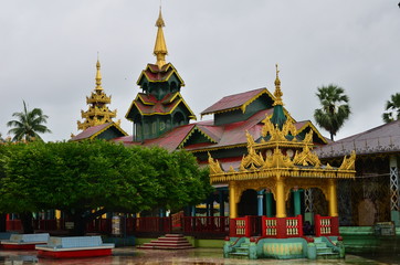 TEMPLE BOUDDHISTE SUR LA COLLINE DE MANDALAY MYANMAR (Birmanie)