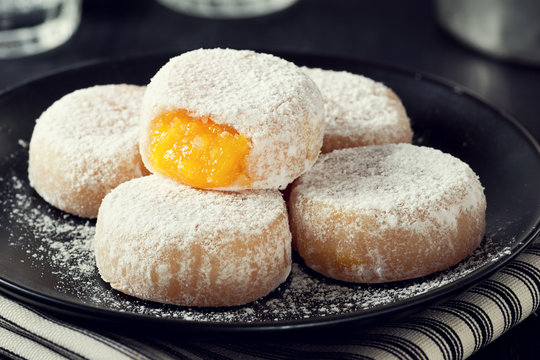 Queijinhos, Portuguese Pastries Filled with Sweet Egg Paste