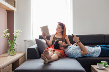 Obraz premium Young couple spending time in the living room