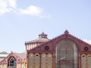 Tejados y fachada del Mercado de Sant Antoni en Barcelona,Cataluña,España	