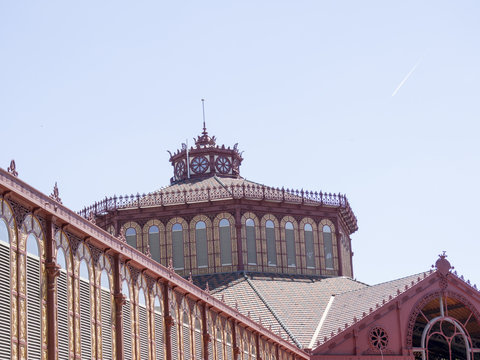 Tejados y fachada del Mercado de Sant Antoni en Barcelona,Cataluña,España	
