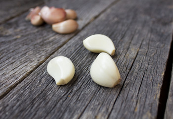 Fototapeta na wymiar Fresh garlic on a wooden background.