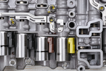 Mechanical part with metal components and hydraulic valves