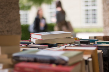 Bücherstapel, Flohmarkt