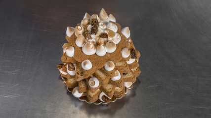 preparazione di un dolce artigianale in pasticceria