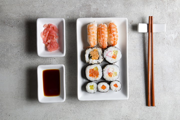Japońskie sushi w rolkach na kamiennym tle - obrazy, fototapety, plakaty