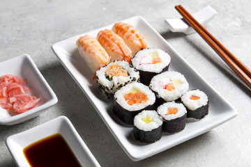 Japońskie sushi w rolkach na kamiennym tle