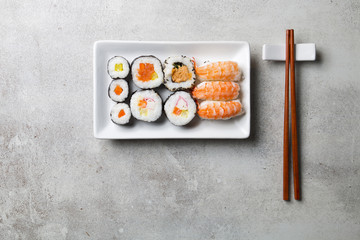 Japońskie sushi w rolkach na kamiennym tle