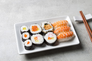 Japońskie sushi w rolkach na kamiennym tle - obrazy, fototapety, plakaty