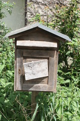 Alter Briefkasten aus Holz.