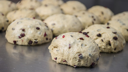 preparazione dell'impasto del panettone in una pasticceria artigianale