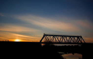 Fototapeta na wymiar Железнодорожный мост на закате