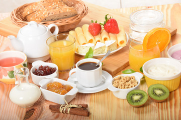 Breakfast with yellow and white cheese flakes