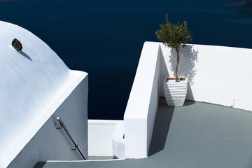 Obraz premium White architecture on Santorini Island, Greece, with viel to the sea.