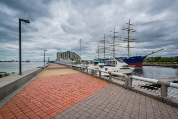 Obraz premium Walkway and boats docked at Penn's Landing, in Philadelphia, Pennsylvania.