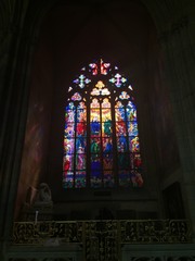 Fototapeta na wymiar Witraże okienne w Katedrze św. Wita w Pradze
