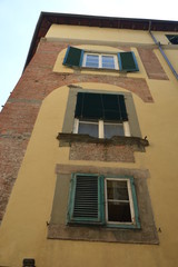 Fototapeta na wymiar finestre italiane