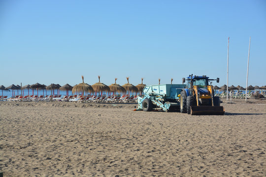 limpiando la playa