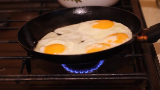fried egg, Eggs and tomatoes, Casting pan Omelette, mint,Dolly shot , extreme close up ,4k Close up shot, Slide equipment used.RL pan, Right slider dolly shot, CU HD