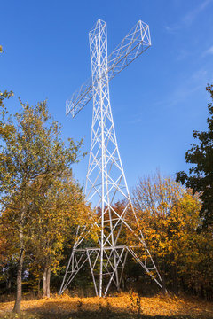 Biały krzyż na górze Chełmiec