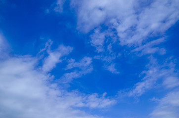 Obraz premium White clouds in deep blue sky