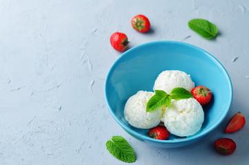 Vanilla Ricotta ice cream with strawberry and mint