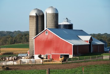 Barn and Silos © StevertS