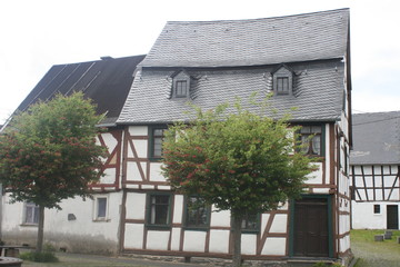 Fototapeta na wymiar Fachwerkhaus im Dorf