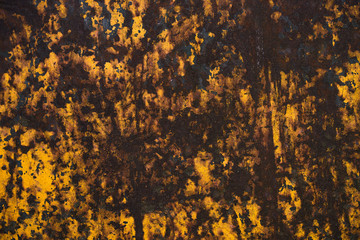 Ferro arrugginito con la vernice di colore giallo.