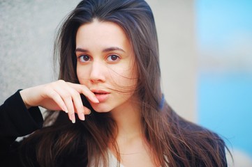 Naklejka premium Closeup portrait of attractive young businesswoman wearing jacket, with a serious knowing look.