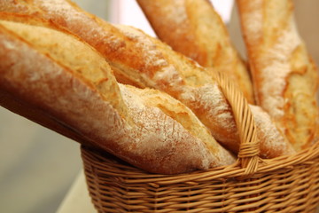 свежий багет в плетеной корзине