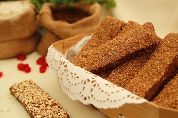 ржаные хлебцы с отрубями и овсяными хлопьями в корзине