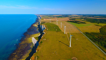 Eoliennes face à l'océan, près de Fécamp, Normandie, France