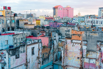 Fototapety  Hawana, Kuba - 14 kwietnia 2017: Autentyczny widok na opuszczony dom i ulicę Starej Hawany