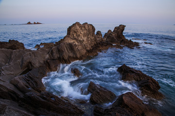 真鶴の岩礁によせる波