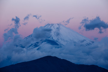 Fototapeta na wymiar 箱根大観山から夜明けの富士山